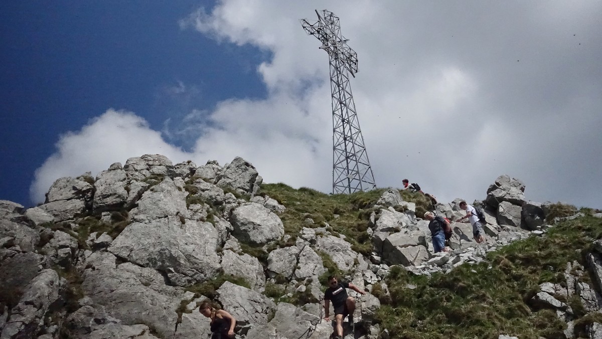 Krzyż na Giewoncie. Zakopane odpowiada Janowi Hartmanowi