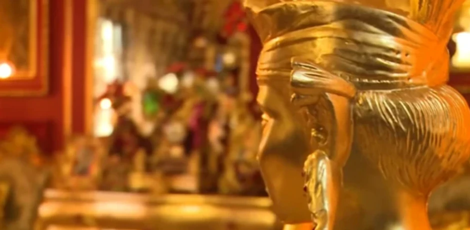 Vila našeg pevača sva u zlatu