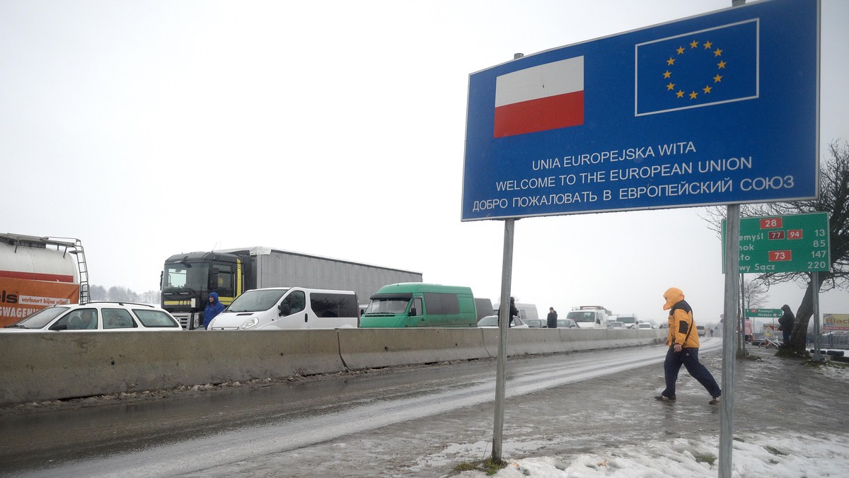 Mieszkańcy rejonów Ukrainy, które graniczą z Polską, blokowali dziś przez kilka godzin dojazd do dwóch przejść granicznych w obwodzie lwowskim, Szeginie-Medyka oraz Rawa Ruska-Hrebenne.