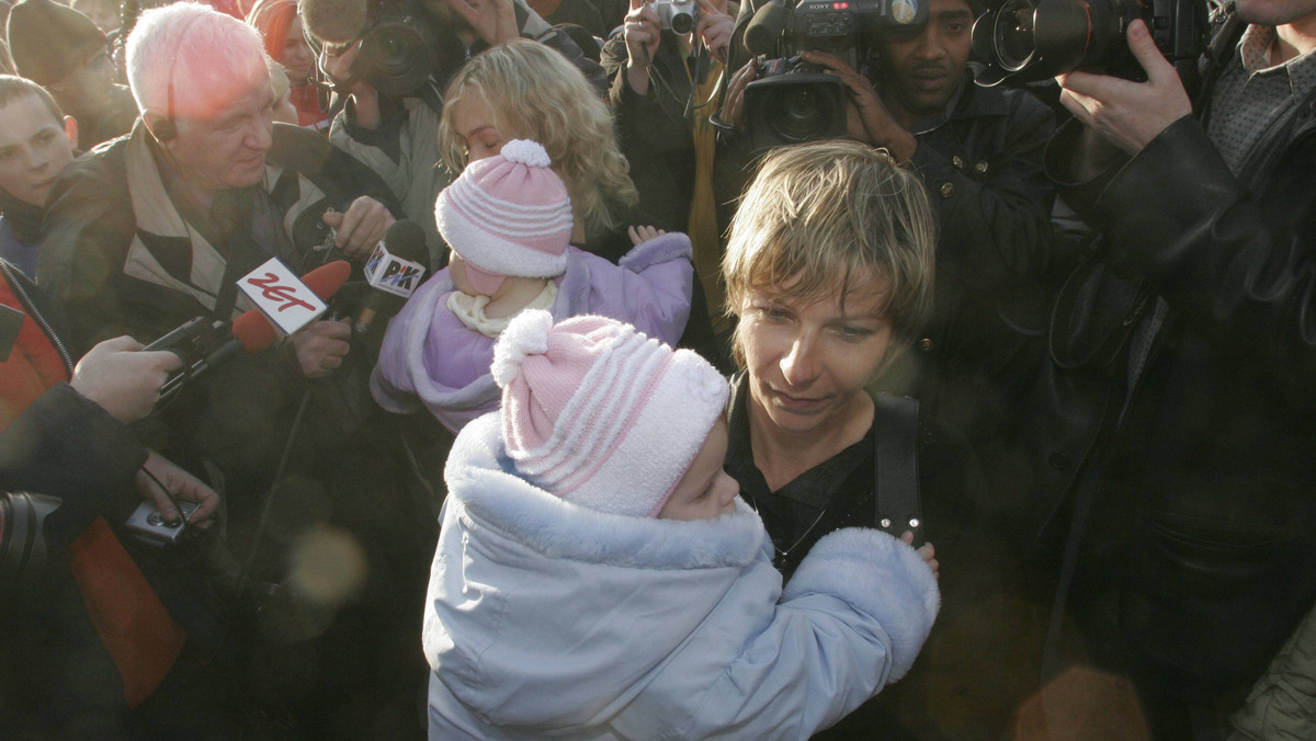 - Kiedy się urodziły, były sensacją. Gdy za ich rozdzielenie zapłacił saudyjski książę, wybuchła wręcz euforia - osiem lat temu historia rozdzielenia bliźniaczek syjamskich odbiła się szerokim echem w mediach. Dziennikarka "Newsweeka" Małgorzata Święchowicz sprawdza jak dalej potoczyła się historia dziewczynek, które w tym roku skończą dziesięć lat.