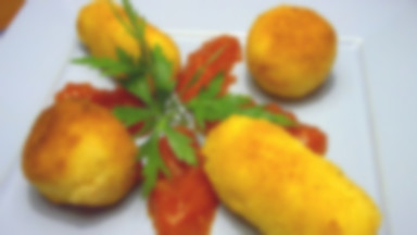 Krokiety ziemniaczano-serowe z sosem ze smażonych