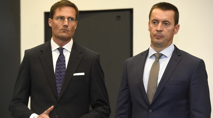 Kirúgnák: Sneider Tamás elnök (jobbra) 
és Gyöngyösi Márton frakcióvezető eltávolítaná a renitenskedőt /Fotó: MTI Bruzák Noémi
