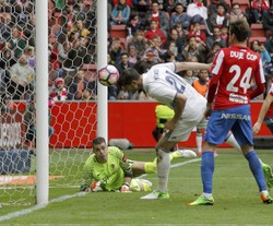 Liga hiszpańska: Szczęśliwe zwycięstwo Realu Madryt w Gijon. WIDEO