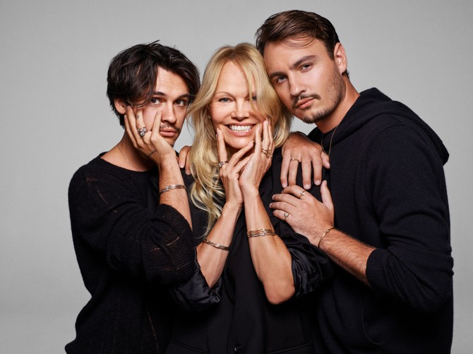 Pamela Anderson sa sinovima