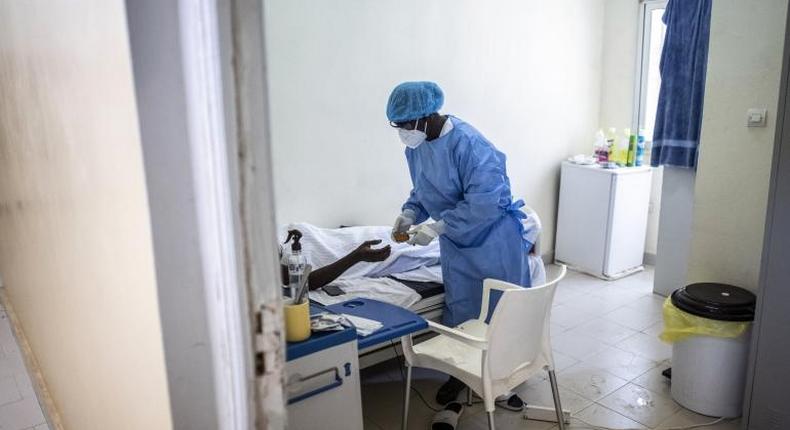 Un patient atteint de Covid-19 dans une structure sanitaire au Sénégal.