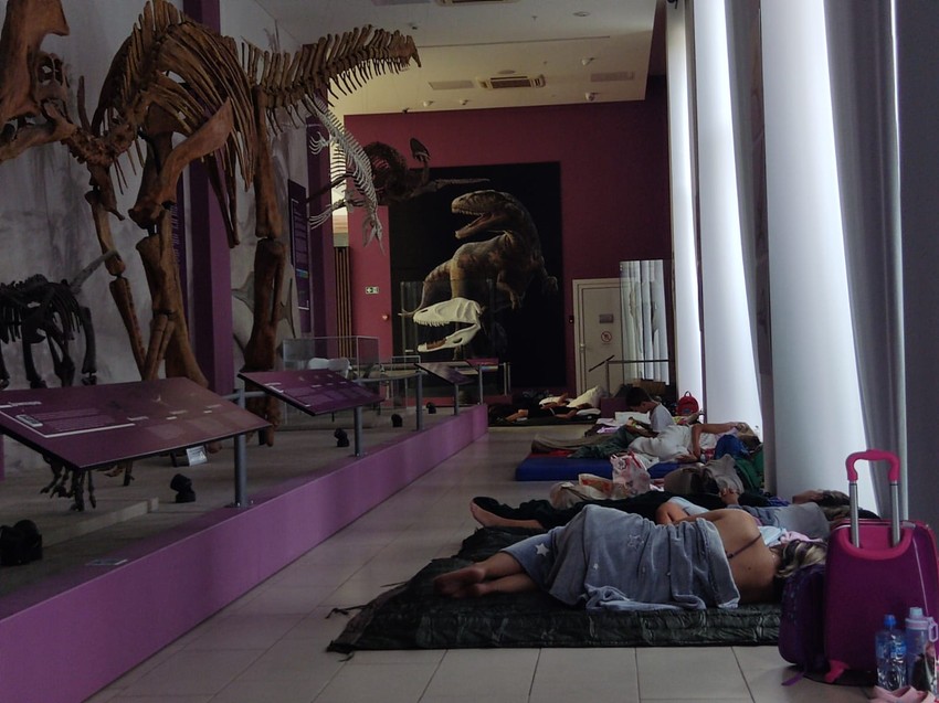 Buđenje pored skeleta dinosaurusa