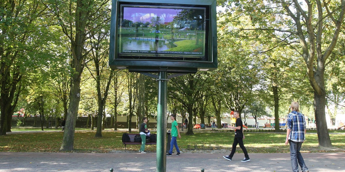 Telewizor w parku w Chojnicach