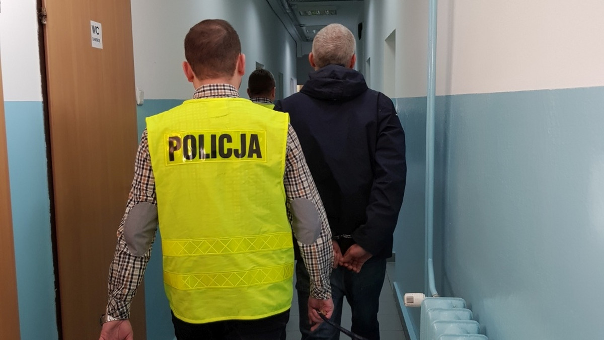 Policjanci z Bełchatowa zatrzymali 39-latka, który wyrwał kamerę monitoringu z windy, a później wyrzucił ją do stawu. Mężczyzna przyznał się do winy i przekonywał policjantów, że pozbył się kamery, ponieważ poczuł się podglądany i inwigilowany.