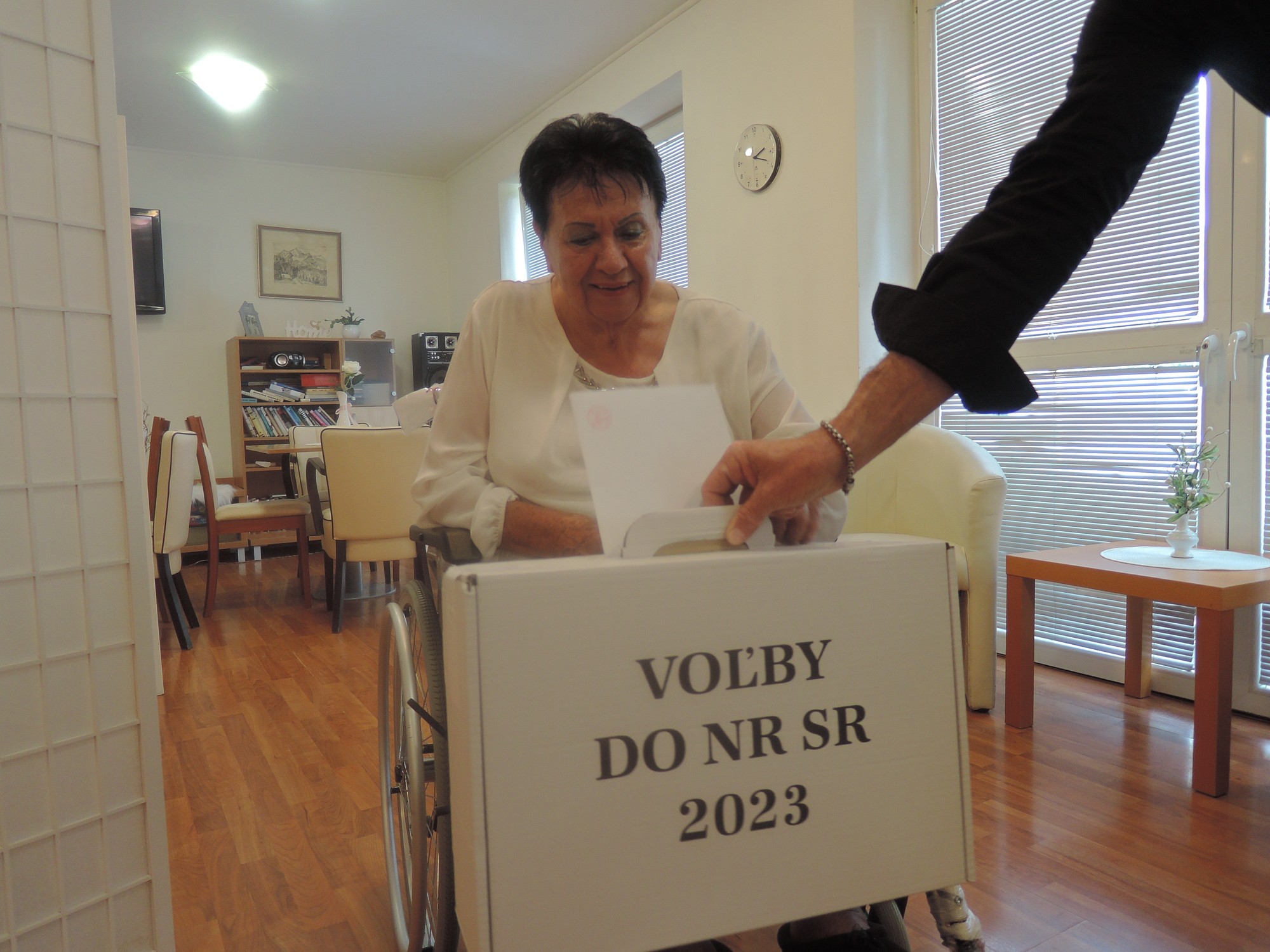 Na sníme voliči zo zariadenia pre seniorov Seniorville v obci Jablonové na Záhorí, ktorí volili prostredníctvom prenosnej volebnej urny.