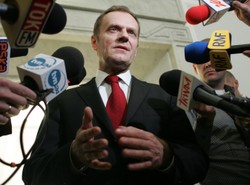 Czarny bohater mediów. Tusk przed Kaczyńskim