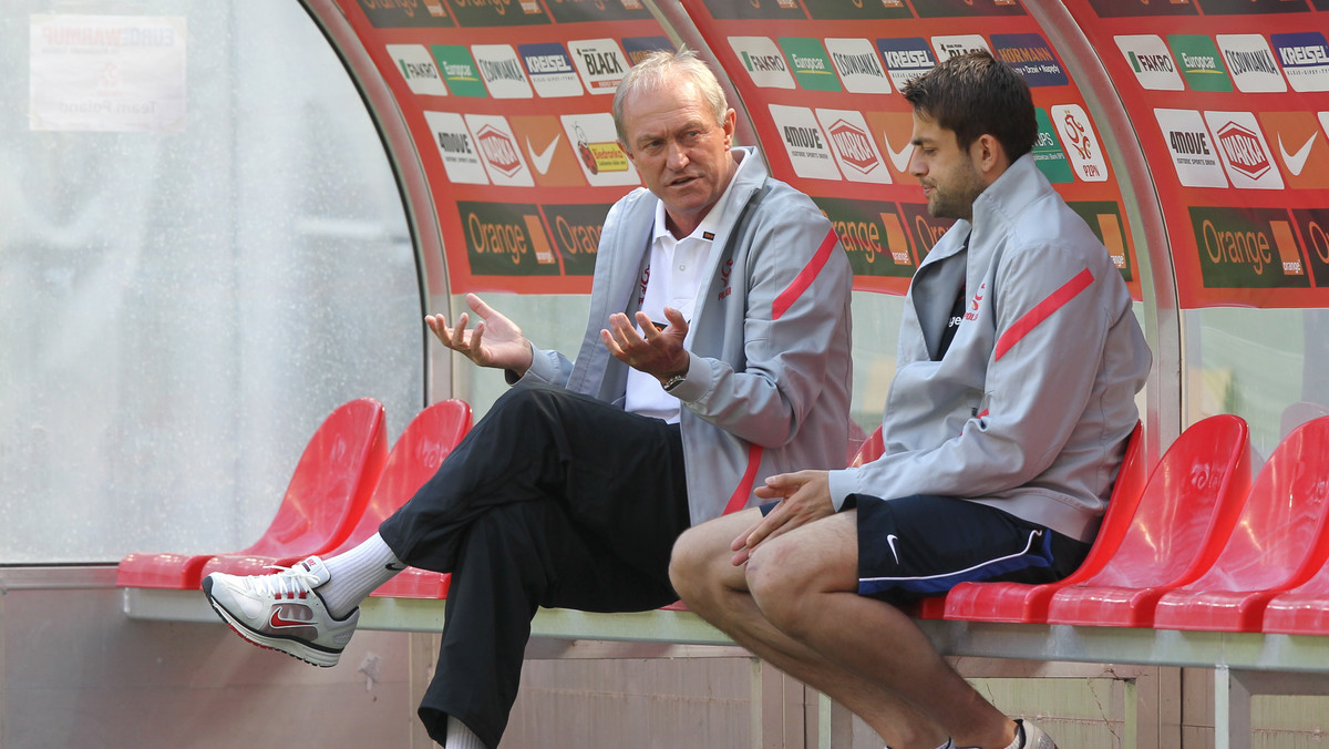 Już dzisiaj poznamy ostateczną kadrę Polski na Euro 2012. Franciszek Smuda skreśli trzech zawodników - prawdopodobnie po jednym obrońcy, pomocniku i napastniku. Jeszcze przed południem dowiemy się, kto nie otrzyma szansy gry w mistrzostwach Europy.