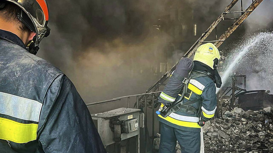 Strażacy gaszą pożar po rosyjskim ataku na elektrownię cieplną Trypilska w obwodzie kijowskim w Ukrainie, czwartek, 11 kwietnia 2024 r.