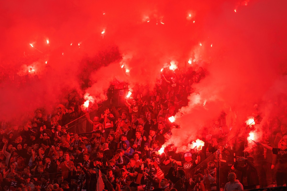 Od przyszłego sezonu dwa lata więzienia za odpalanie pirotechniki na stadionach