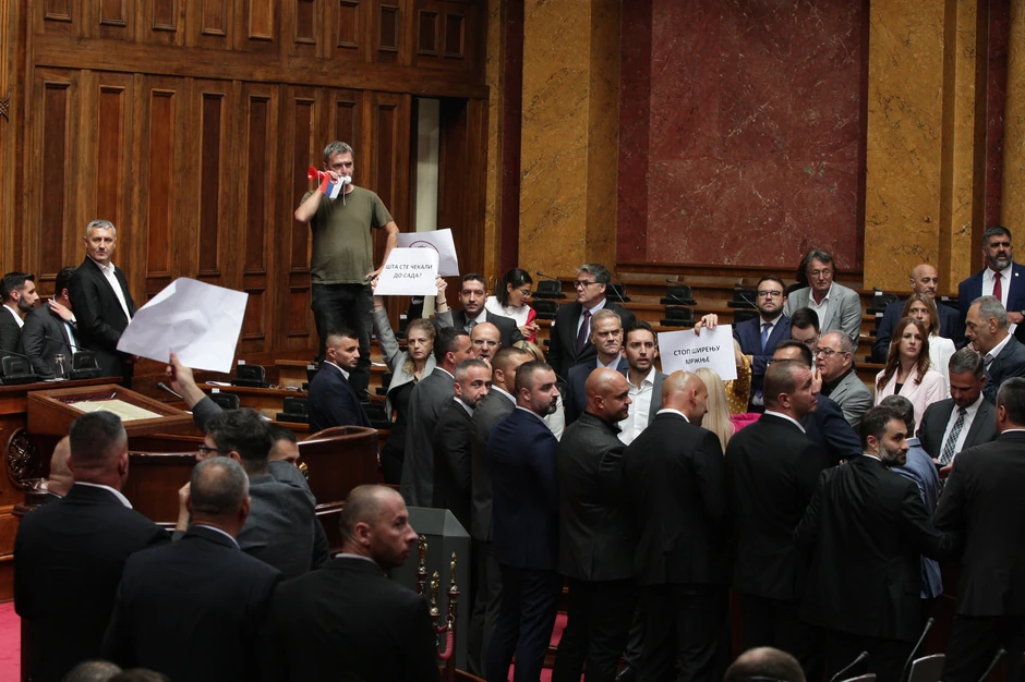 I pored zviždanja i protestovanja poslanika dela opozicije vladajuća koalicija donela je 25 odluka u skupštini