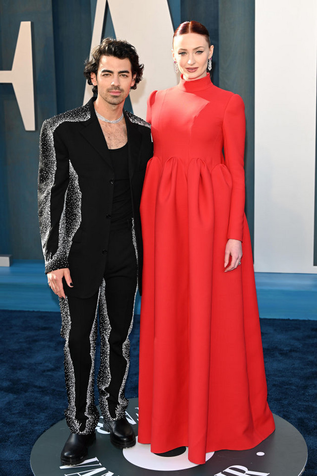 Oscary 2022. Joe Jonas i Sophie Turner na imprezie "Vanity Fair"