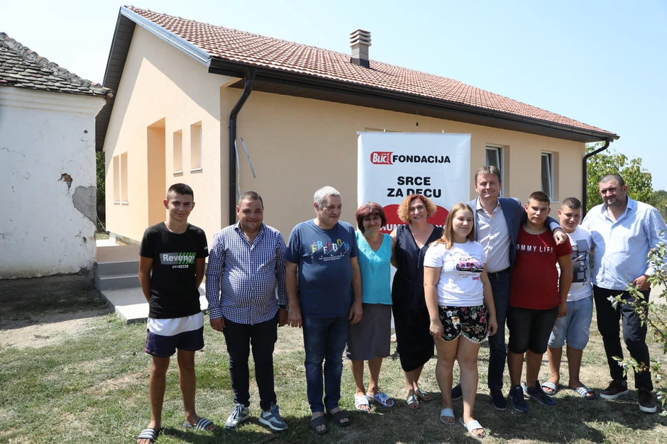 Porodica Mitrović sa donatorima