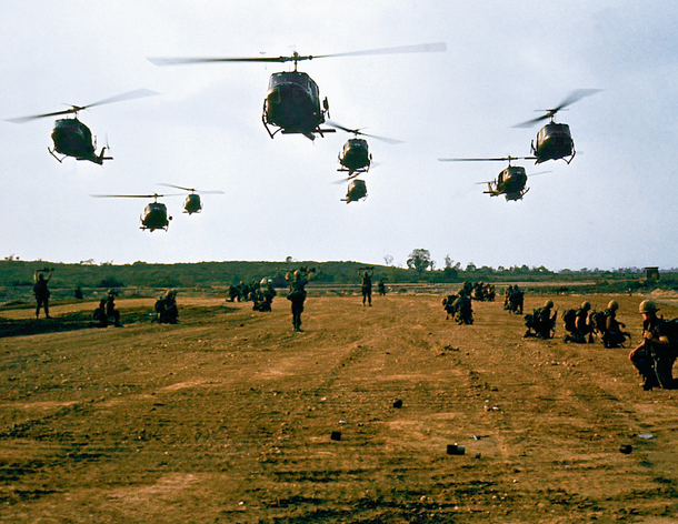 Amerykańskie śmigłowce Bell UH-1D Iroquis („Huey) podczas akcji w wietnamskiej wiosce My Lai, 16 marca 1968 r.