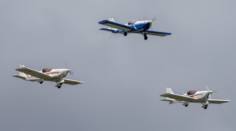 Pokaz samolotów AT-3
<br><br>(mr) PAP/Tomasz Koryszko