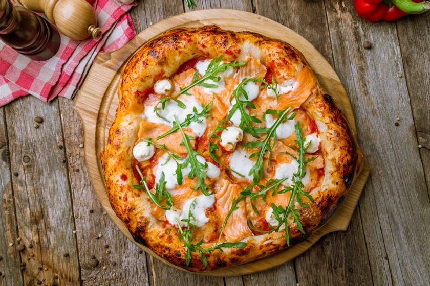 Pizza z wędzonym łososiem i mozzarellą