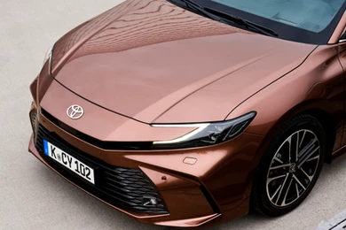 Nowa Toyota rozbiła bank. Ma silnik 2.5 i spala 4,8 l na 100 km. Cena hitem