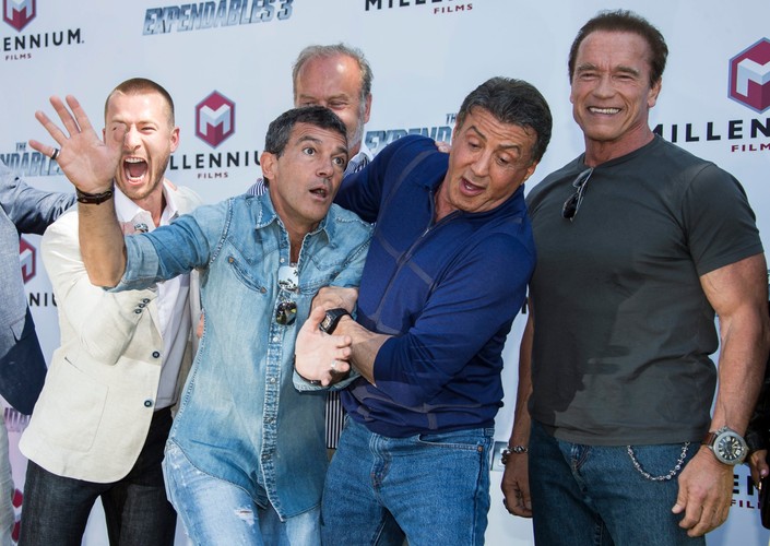 Glen Powell, Antonio Banderas, Kelsey Grammer, Sylvester Stallone i Arnold Schwarzenegger