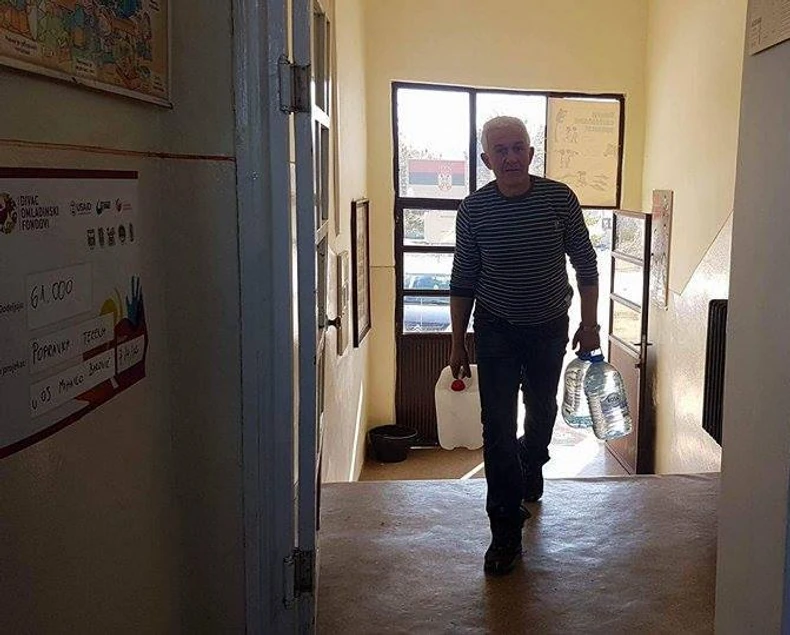 U balonima donose vodu za 14 đaka i đačku kuhinju, domar Gojko Matović