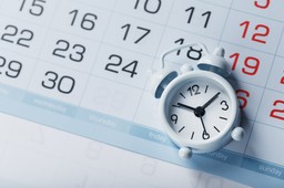 Wszystkich Świętych 2025 w sobotę – kiedy odebrać wolne i kto może mieć długi weekend