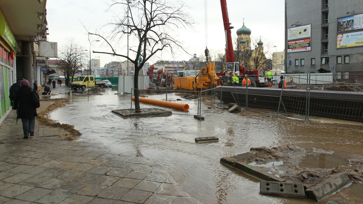 Na placu budowy II linii metra na ulicy Targowej doszło do uszkodzenia wodociągu. Woda zalała cały teren budowy - podaje tvnwarszawa.pl.