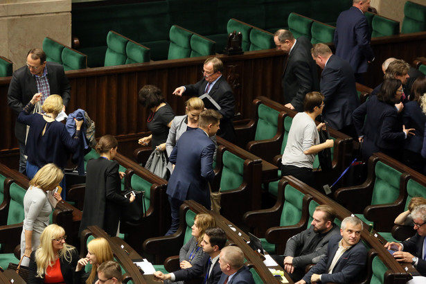 Sejm uchwalił ustawę o Trybunale Konstytucyjnym. Bez obecności opozycji