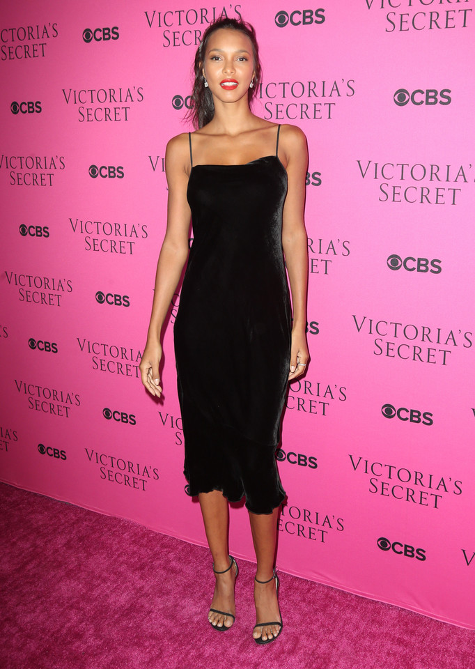 Modelki Victoria's Secret na różowym dywanie