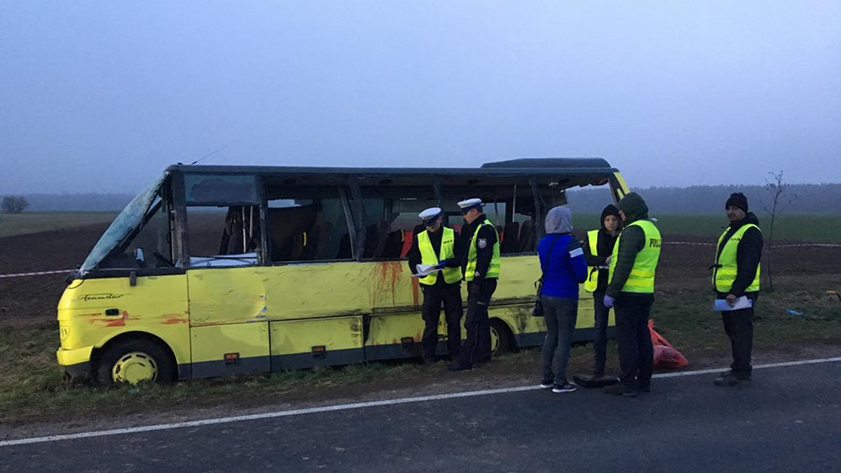 Do wypadku doszło tuż przed godziną 16 na drodze krajowej numer sześć w miejscowości Słowino w powiecie Sławieńskim. Szkolny autobus wiozący dzieci wypadł z drogi. Dwie osoby nie żyją, a 23 zostały ranne.