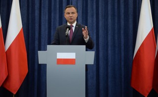 Andrzej Duda toczy walkę o wyjście z przedpokoju