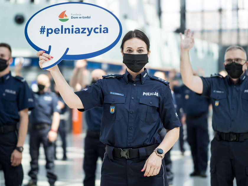 Policjanci robili pompki, żeby pomóc