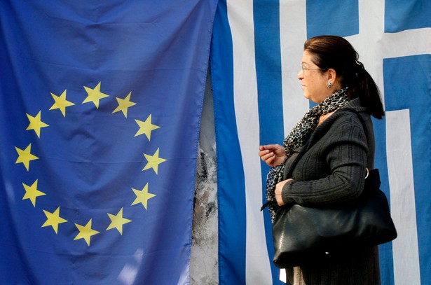 Flagi Grecji i Unii Europejskiej, fot. Kostas Tsironis/Bloomberg