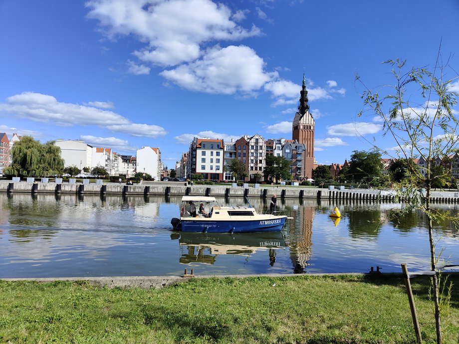 Elbląg w ostatnich latach "wrócił nad rzekę". Jest coraz więcej wypożyczalni sprzętu wodnego czy knajp nad wodą.