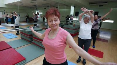 kobiety emerytki ćwiczą