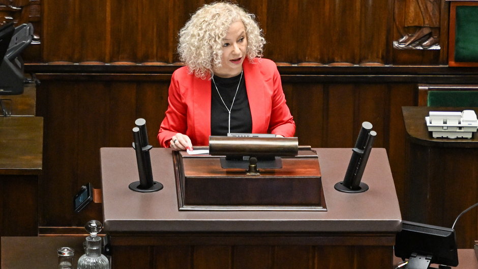 Ministra ds. równości Katarzyna Kotula przemawia na sali obrad Sejmu, 11 kwietnia 2024 r.