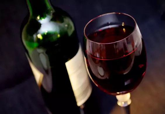 Oto bardzo prosty trik, dzięki któremu tanie wino smakuje jak to drogie