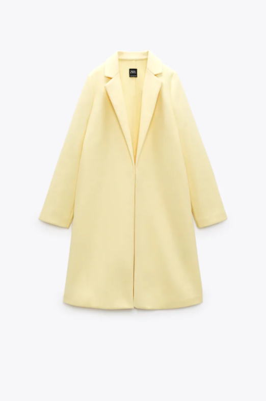 Les tons pastel aident à surmonter le blues de l’hiver: manteau ouvert avec col à revers et manches longues de Zara pour environ CHF 50.–. 