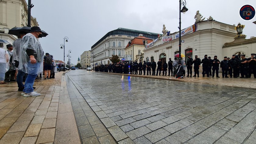 Dantejskie sceny pod gmachem ministerstwa. Ściągali siostrzeńca premiera z dachu