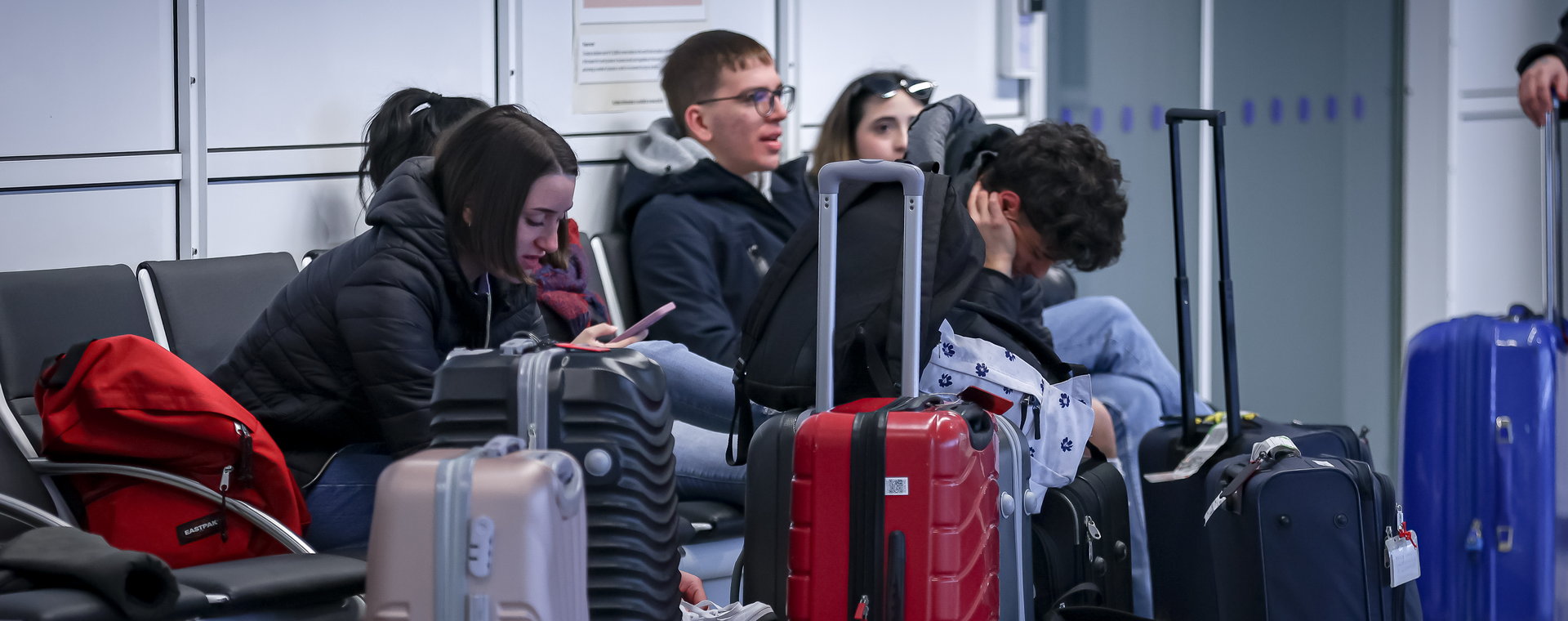 Pasażerowie oczekujący na samolot na lotnisku w Monachium.