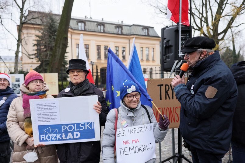 protestujący