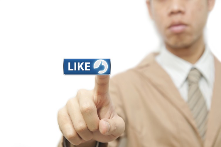 - Klikanie niepewnych odnośników w mediach społecznościowych, takich jak Facebook, jest równie niebezpieczne, jak w przypadku wiadomości e-mail, a w niektórych przypadkach może stanowić nawet większe zagrożenie. Ogólnie ujmując, podczas przeglądania portali społecznościowych jesteśmy mniej czujni - informacji jest dużo i często szukamy tam treści lekkich, sensacyjnych lub po prostu zabawnych. I tutaj leży prawdziwe zagrożenie, ponieważ większość niebezpiecznych odnośników na Facebooku to właśnie linki do takich treści. Cyberprzestępcy żerują na naszej ciekawości i wykorzystują ją do granic możliwości. Sensacyjny film, artykuł, który po prostu trzeba przeczytać, niepublikowane wcześniej zdjęcia z wakacji celebrytów - to tylko kilka przykładów. Kliknięcie takiego sfałszowanego odnośnika może nas przenieść na zainfekowaną stronę WWW, z której pobranie zostanie szkodliwe oprogramowanie (często bez naszego udziału). Drugim często stosowanym mechanizmem jest dodanie szkodliwej aplikacji do naszego profilu na Facebooku, która będzie w naszym imieniu wysyłała szkodliwy odnośnik do naszych znajomych. To dodaje wiarygodności takiemu odnośnikowi i zwiększa skuteczność ataku. Aby pozostać bezpiecznym, przede wszystkim należy unikać klikania odnośników w postach, nawet jeżeli pochodzą od znajomych. Jeżeli zdarzało nam się klikać wcześniej takie linki, warto przeskanować komputer dobrym programem antywirusowym i przejrzeć aplikacje zainstalowane w naszym profilu na Facebooku. Jeżeli zauważymy tam aplikacje, których sami nie instalowaliśmy, należy je jak najszybciej usunąć. Na wszelki wypadek warto także poinformować znajomych, że zauważyliśmy coś dziwnego na naszym profilu na Facebooku oraz poprosić, by zwrócili uwagę, czy z naszego konta nie docierają do nich dziwne, nietypowe posty - uważa Piotr Kupczyk z Kaspersky LAB. <br /><br />