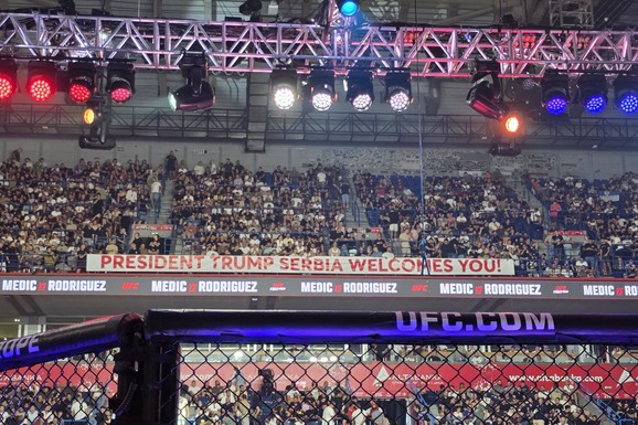 PORUKA ZA TRAMPA NA UFC SPEKTAKLU U ARENI Publika razvila ogroman transparent: Evo šta je poručila predsedniku Amerike (FOTO)