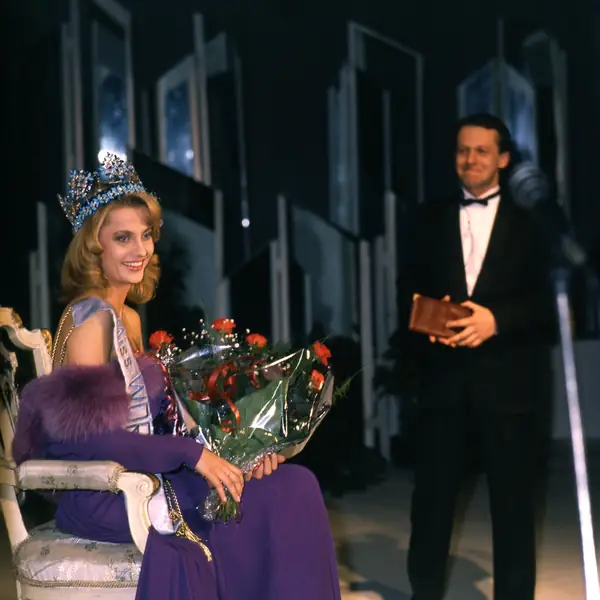 Warszawa, 11.1989. Aneta Kręglicka podczas gali zorganizowanej z okazji zdobycia przez nią tytułu Miss World &#39;89. Z prawej Bogumił Linda / 01.11.1989 Henryk Rosiak / Agencja FORUM