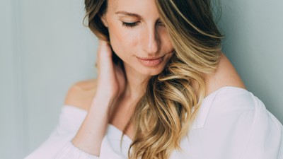 Ta suszarko-lokówka wygładza, prostuje, nadaje objętości i kręci loki. Cena? Naprawdę atrakcyjna