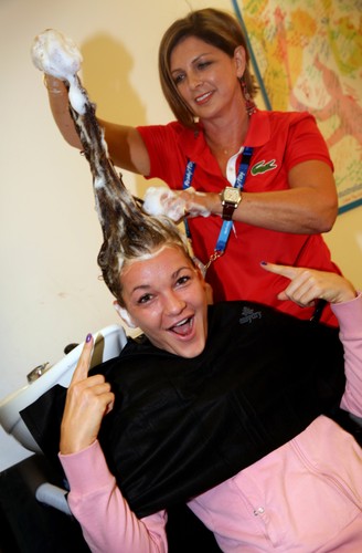 Agnieszka Radwańska u fryzjera przed meczem z Na Li w ćwierćfinale Australian Open