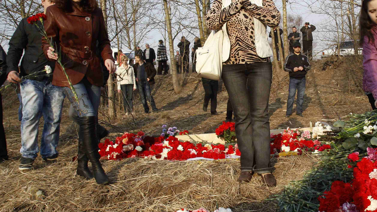 Rosjanie składają kwiaty na miejscu katastrofy polskiego samolotu