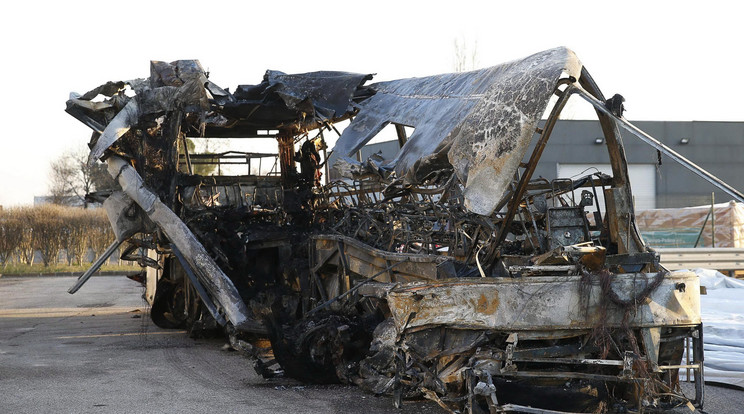 A szinyeis diákokat szállító busz egy felüljáró pillérének ütközött,
kigyulladt és kiégett Verona közelében /Fotó: MTI