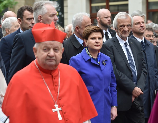 Kard. Stanisław Dziwisz, Beata Szydło, Jarosław Gowin, Ryszard Terlecki oraz Wojciech Kolarski podczas procesji.